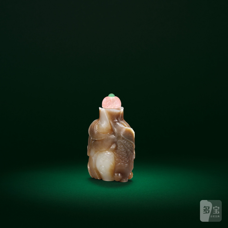 十八/十九世紀 糖白玉雕雙魚紋鼻烟壺 | A CHESTNUT-BROWN AND WHITE JADE 'PAIRS OF FISH' SNUFF BOTTLE - 图2